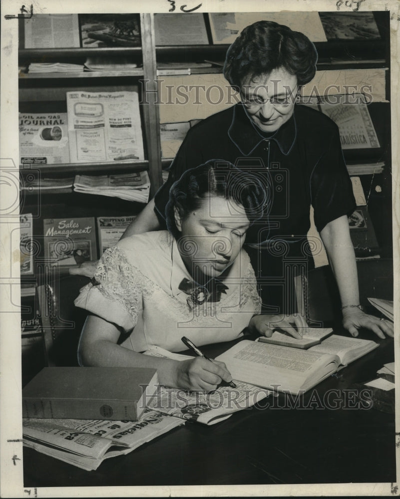1950 Press Photo Miss Alma Flettes &amp; Mrs. Hazel H. Fort solve puzzles- Historic Images
