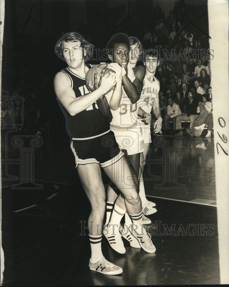 1973 Press Photo Basketball - Paul Fredlake and Dave Renfroe cling to the ball- Historic Images