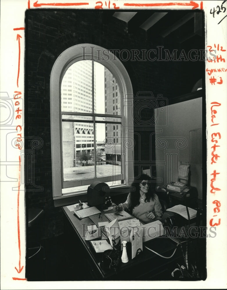 1981 Press Photo Inger Garcia in Office with View of Canal Place, New Orleans - Historic Images