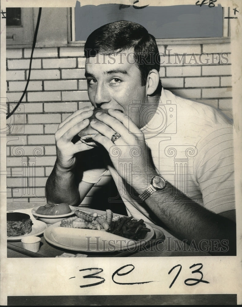 1969 Press Photo John Freeman, a junior at Warren Easton chomps on a hamburger-Historic Images