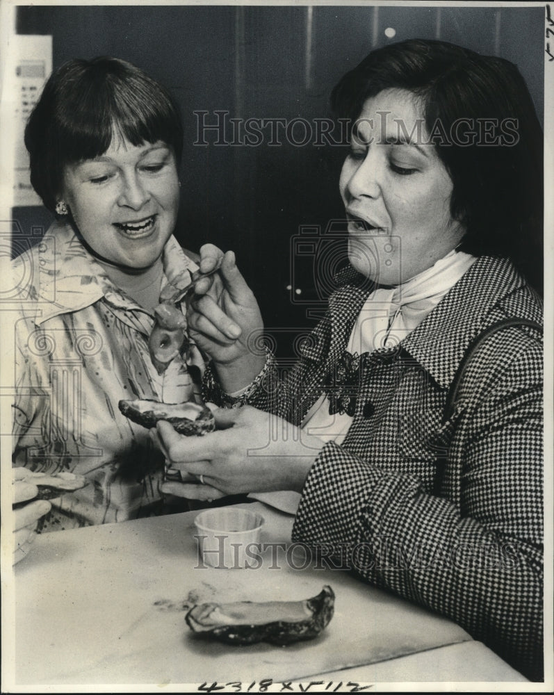 1977 Press Photo Customers Enjoy Oysters on Half Shell at New Orleans Restaurant - Historic Images