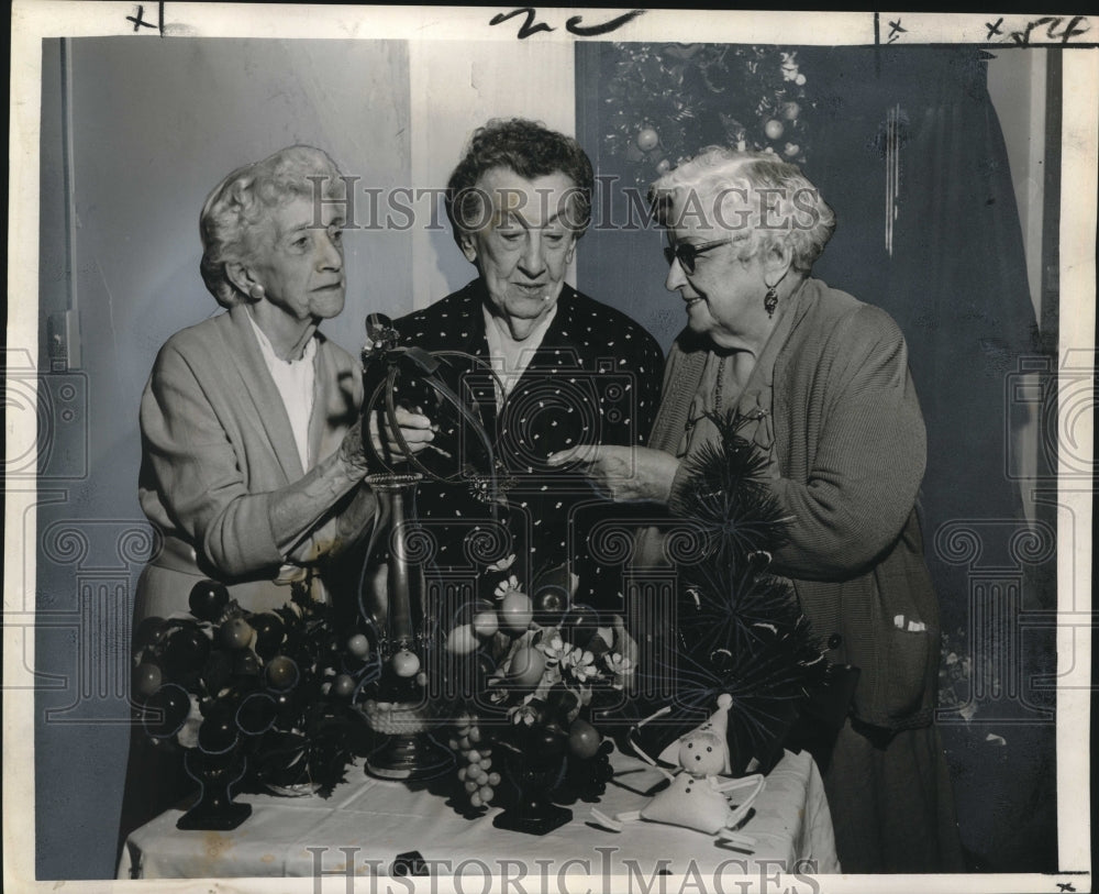 1962 Press Photo Fink home residents made Christmas decorations for the bazaar - Historic Images