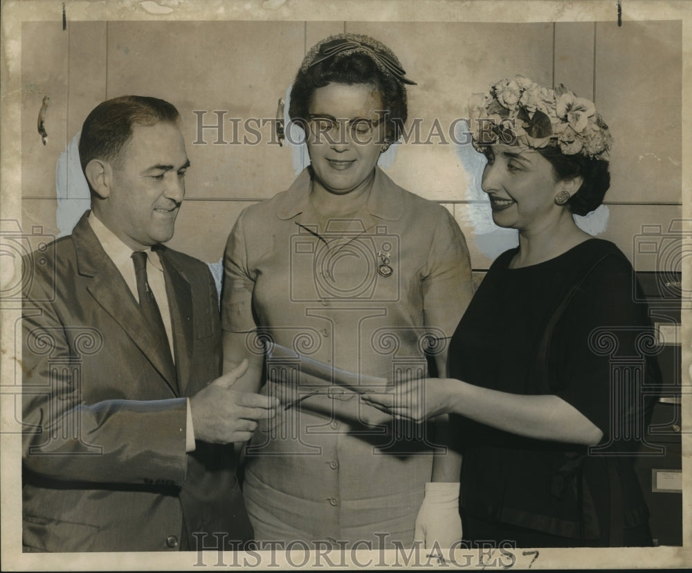 1959 Press Photo Dr. Fontenelle Receives Check for Frank D&#39;Ingianni Foundation-Historic Images