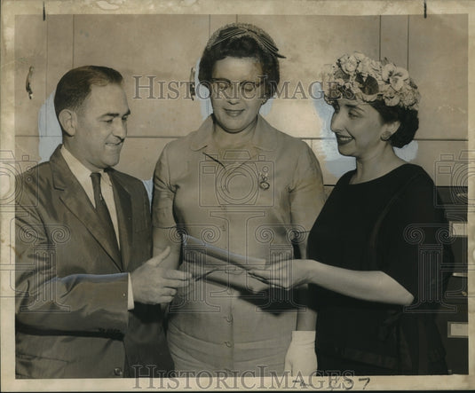 1959 Press Photo Dr. Fontenelle Receives Check for Frank D'Ingianni Foundation-Historic Images