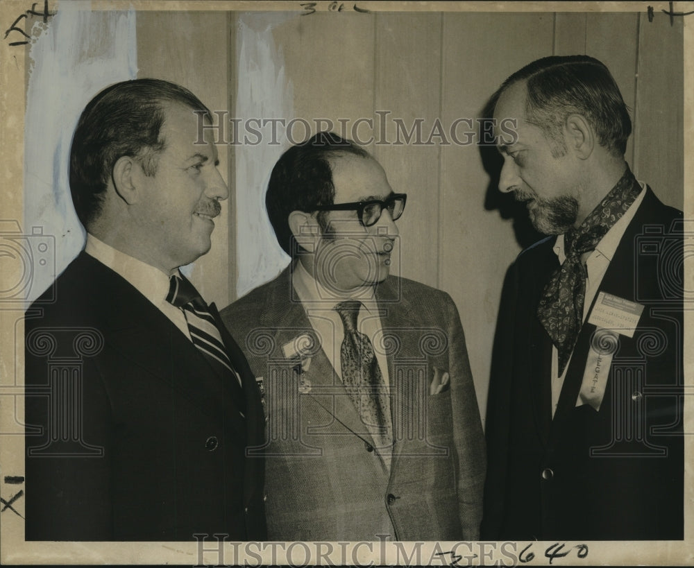 1970 Press Photo Group confers at the Alpha Omega dental fraternity convention - Historic Images