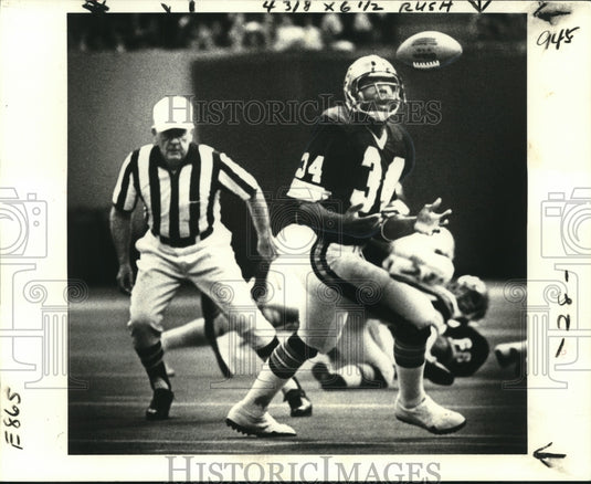1978 Press Photo New Orleans Saints' Tony Galbreath has his eyes on Manning. - Historic Images