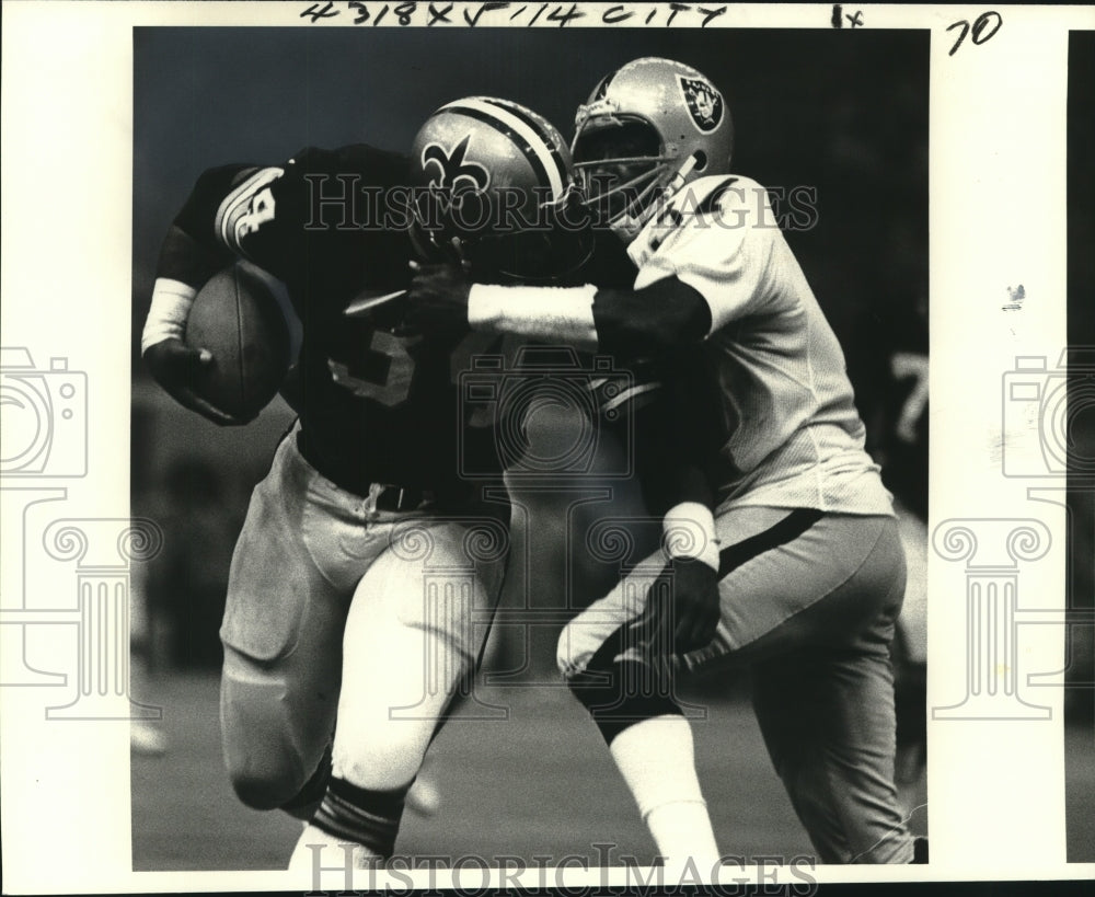 1979 Press Photo Saints running back Tony Galbreath heads around Lester Hayes. - Historic Images