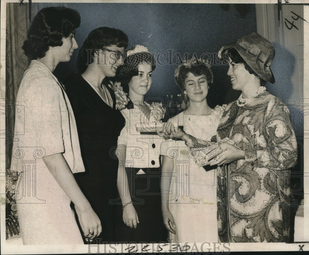 1963 Press Photo Outstanding women chemistry students honored in New Orleans-Historic Images