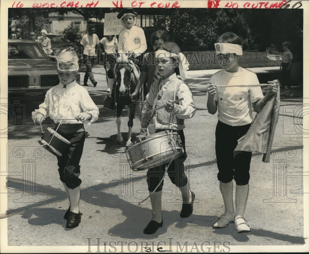 1971 Press Photo Reenacting the Spirit of &#39;76- Marching along New Orleans - Historic Images