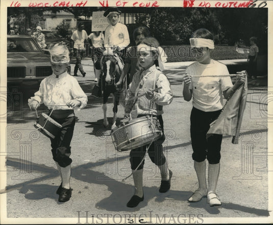 1971 Press Photo Reenacting the Spirit of '76- Marching along New Orleans - Historic Images