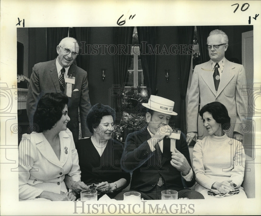 1976 Press Photo Fred Fischer entertains Rotarian from Guatemala - noo18542 - Historic Images