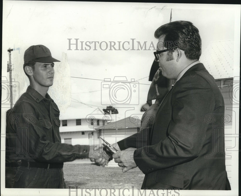 1970 Press Photo Outstanding combat supper-trainee awardee- Gregory L. Fischer - Historic Images