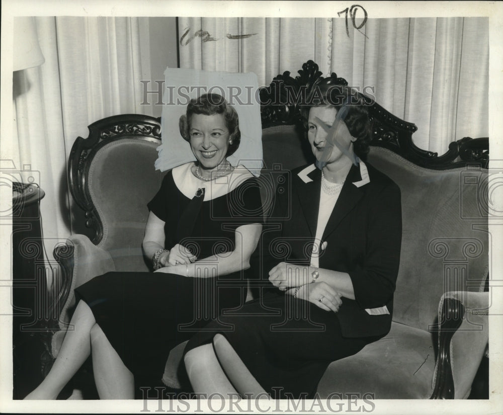 1960 Press Photo Singer Mrs. Eleanor Hankins Fort with Mrs. Adrian Maughts-Historic Images