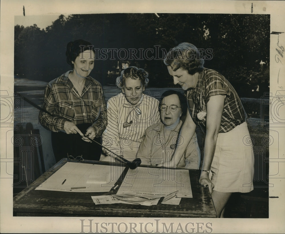 1950 Press Photo A group of Women Golfers tallying their scores - noo18590 - Historic Images