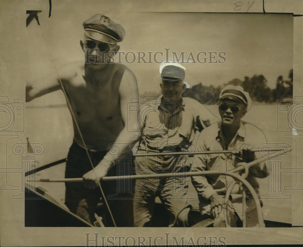 1949 Press Photo Dr. Russell Frazier with his team after completing river voyage - Historic Images