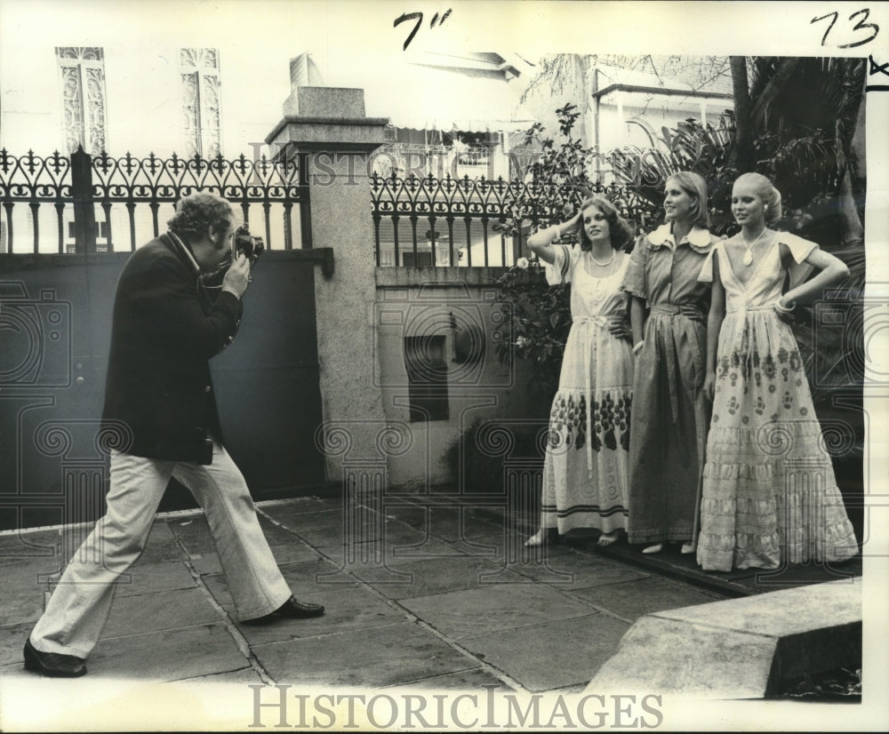 1976 Press Photo French Photographer Luc Fournol Photographing Models - Historic Images