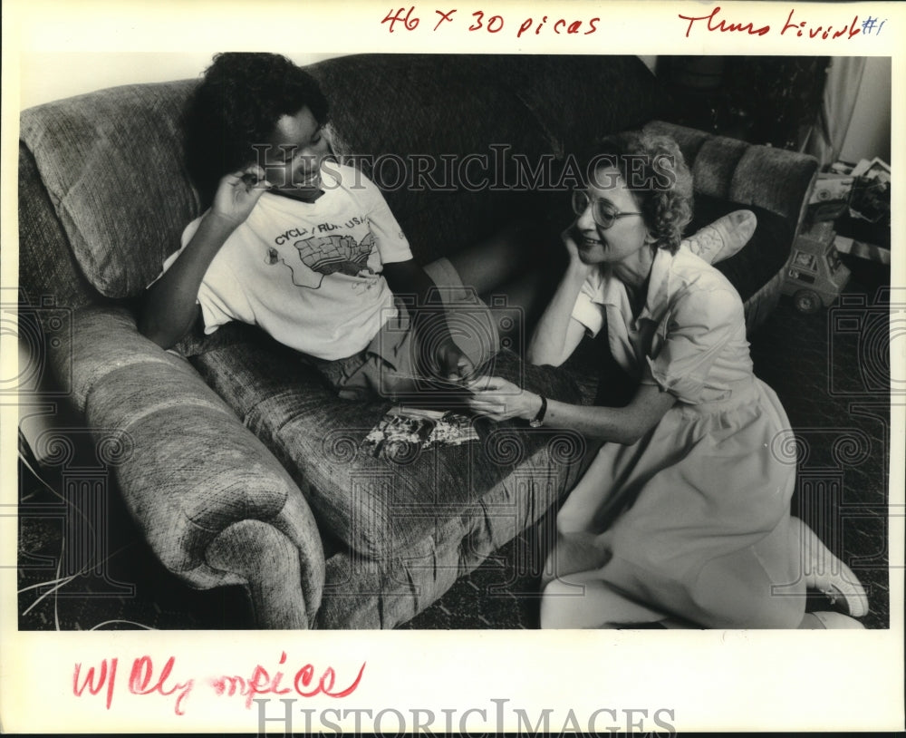 1990 Press Photo Nurse Kathleen Fournet Talking With Handicapped Child - Historic Images