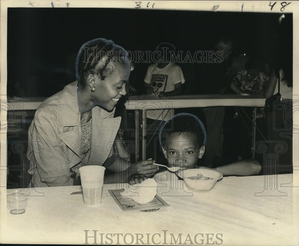 1973 Press Photo This 9-year-old wolfing down corn-on-the-cob at the Food Fest. - Historic Images