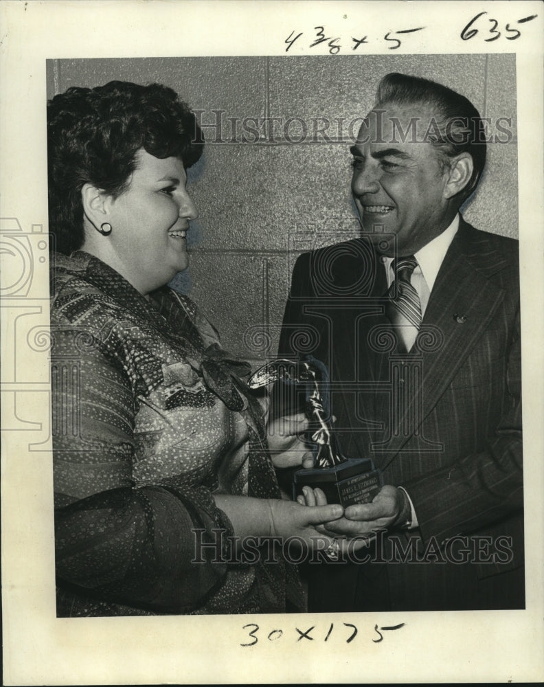 1977 Press Photo Lieutenant Governor James Fitzmorris Jr. Receiving Award - Historic Images