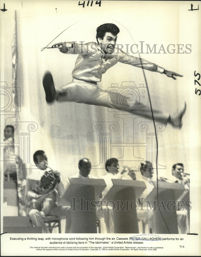 1980 Press Photo Actor Peter Gallagher Jumps in the Air in Film &quot;The Idolmaker&quot; - Historic Images