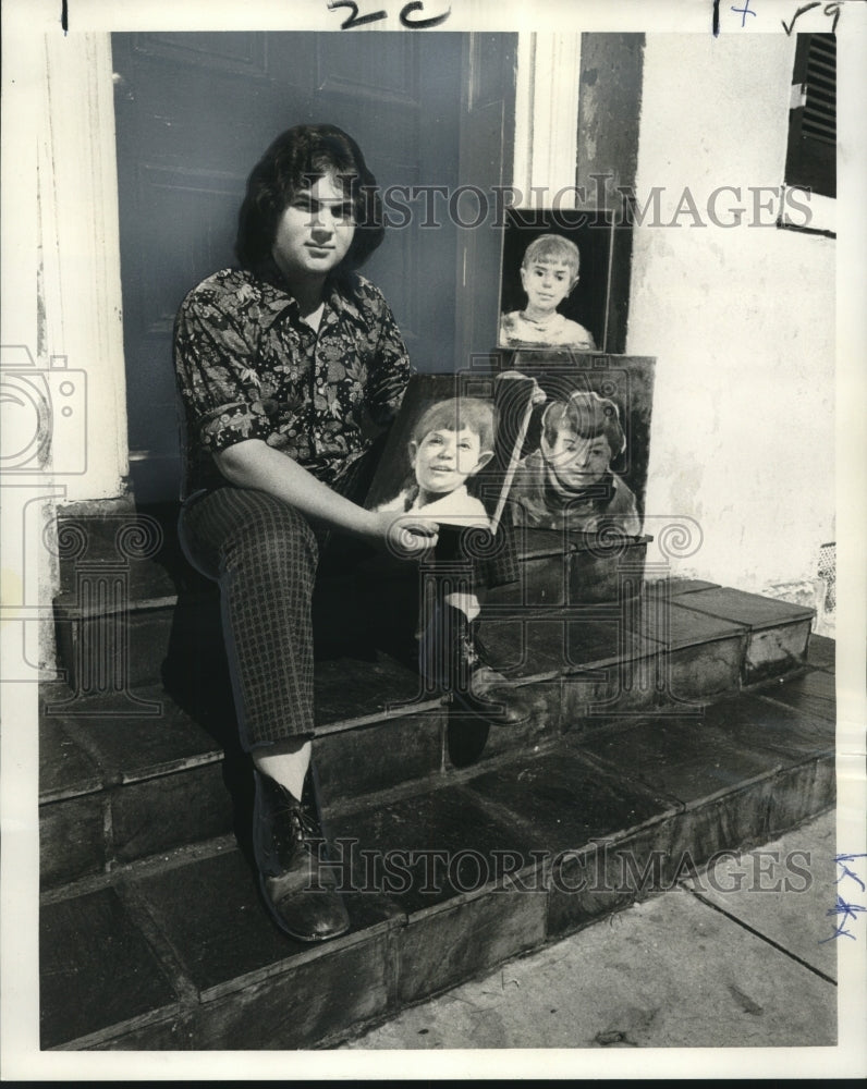 1973 Press Photo Rennie Flettrich, 16, With Portraits by Dad Leonard Flettrich - Historic Images