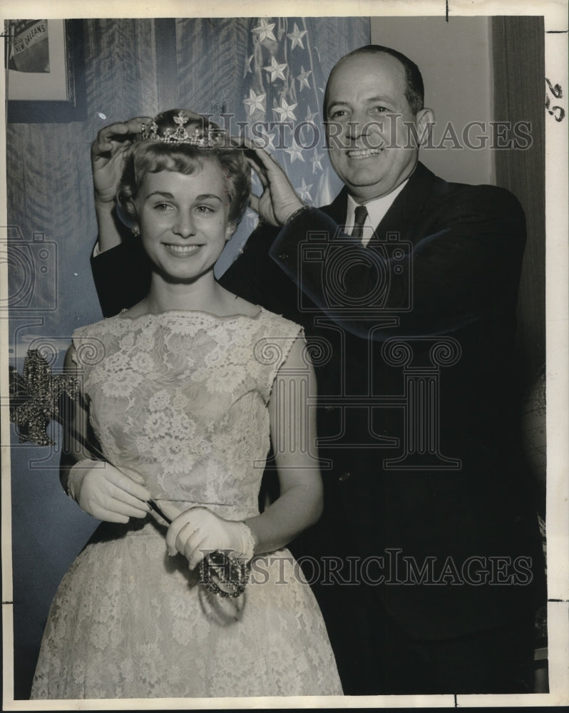 1960 Mayor deLesseps S. Morrison crowns Geraldine Marie Fitzgerald - Historic Images