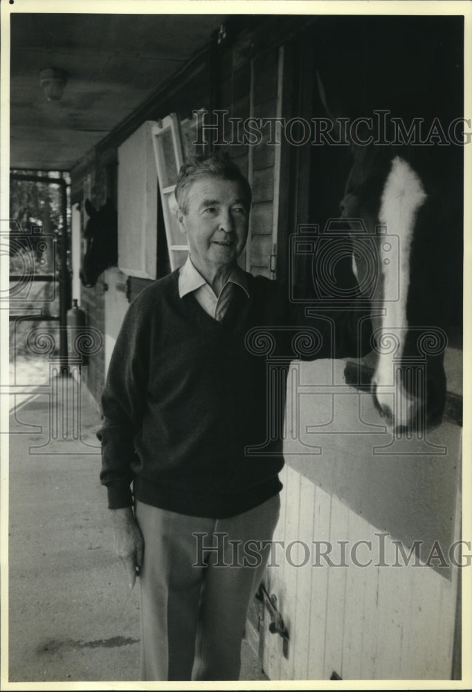 1990 Press Photo Former royal jockey Dick Francis at Lambourn stable in England - Historic Images