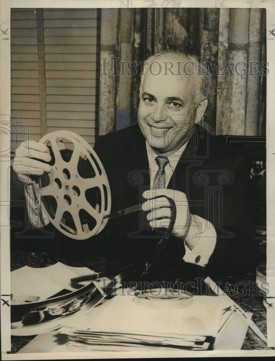 1961 Candid Camera's Allen Funt says women swear more than men - Historic Images