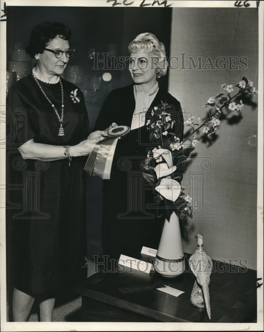 1962 Press Photo Mrs Raphael Fransen received ribbon at Garden Guild flower show-Historic Images