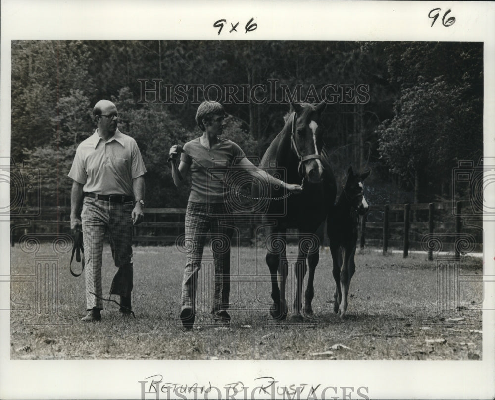 1977 Press Photo Fitzsimmonses with their farm&#39;s first horse, Broodmare Pindari - Historic Images