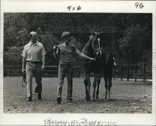1977 Press Photo Fitzsimmonses with their farm's first horse, Broodmare Pindari - Historic Images