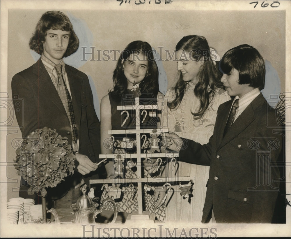 1972 Press Photo A group of youngsters preparing for their Christmas Party-Historic Images