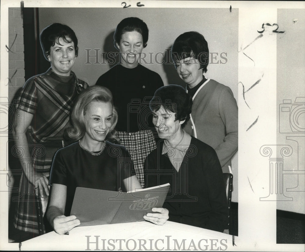 1970 Officers of the Colonial Ladies Golf Club - Historic Images