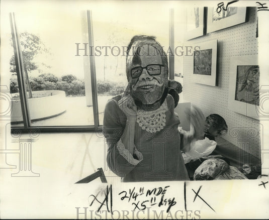 1975 Press Photo Artist Elizabeth Bourne wears paper mache mask she made. - Historic Images