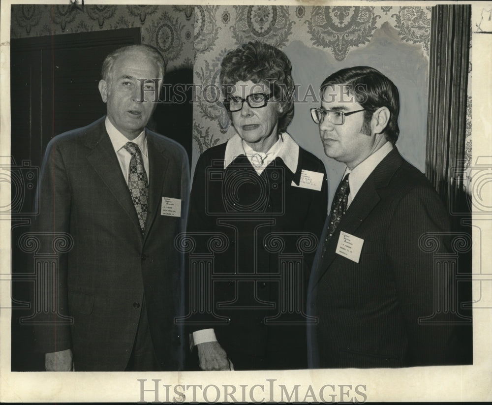 1972 Press Photo Louisiana Telephone Association convention goers meet up prior-Historic Images