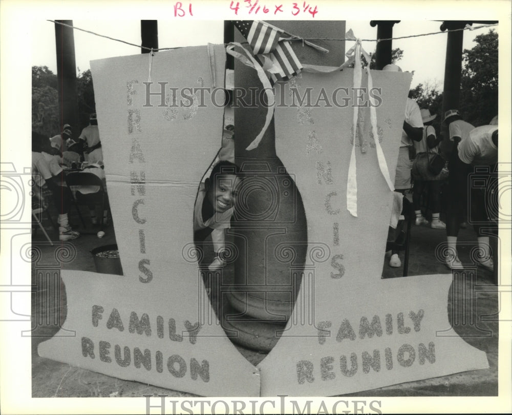 1989 Press Photo Keith Walker Peeks Out Francis Family Reunion Sign, New Orleans - Historic Images