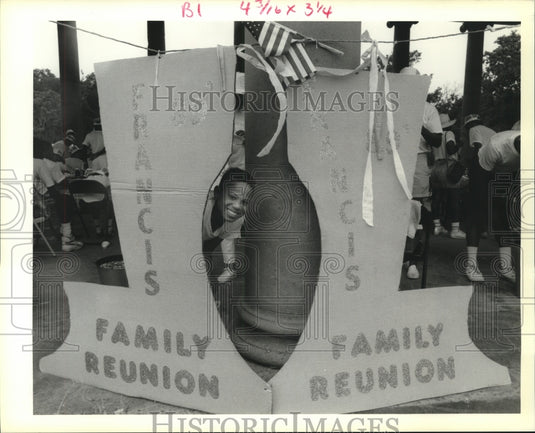 1989 Press Photo Keith Walker Peeks Out Francis Family Reunion Sign, New Orleans - Historic Images
