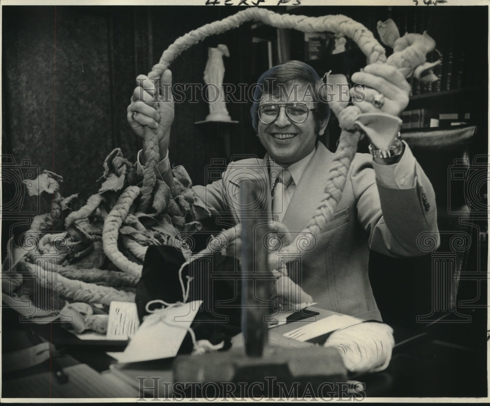 1975 Press Photo Sheriff Charles Foti with a rope used in an escape attempt - Historic Images