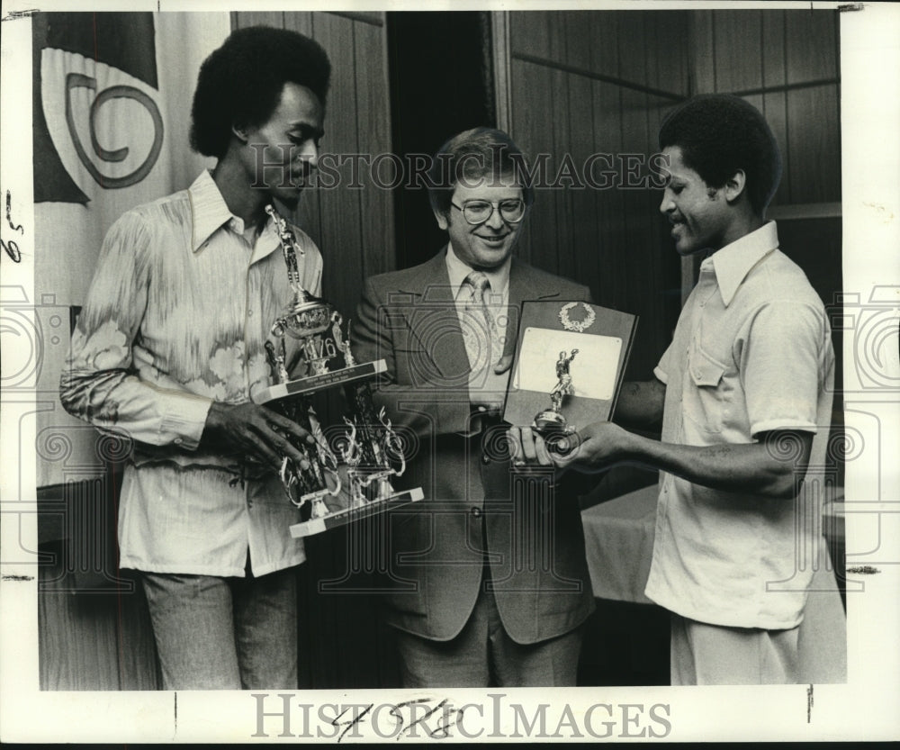 1976 Press Photo Charles Foti, Sheriff, presents awards to prison athletes - Historic Images