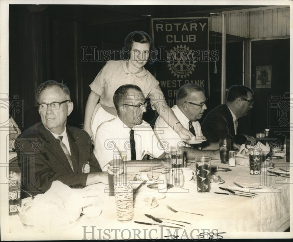 1968 Press Photo Members of Rotary Club Being Served Lunch By Mrs. Don Aswell-Historic Images