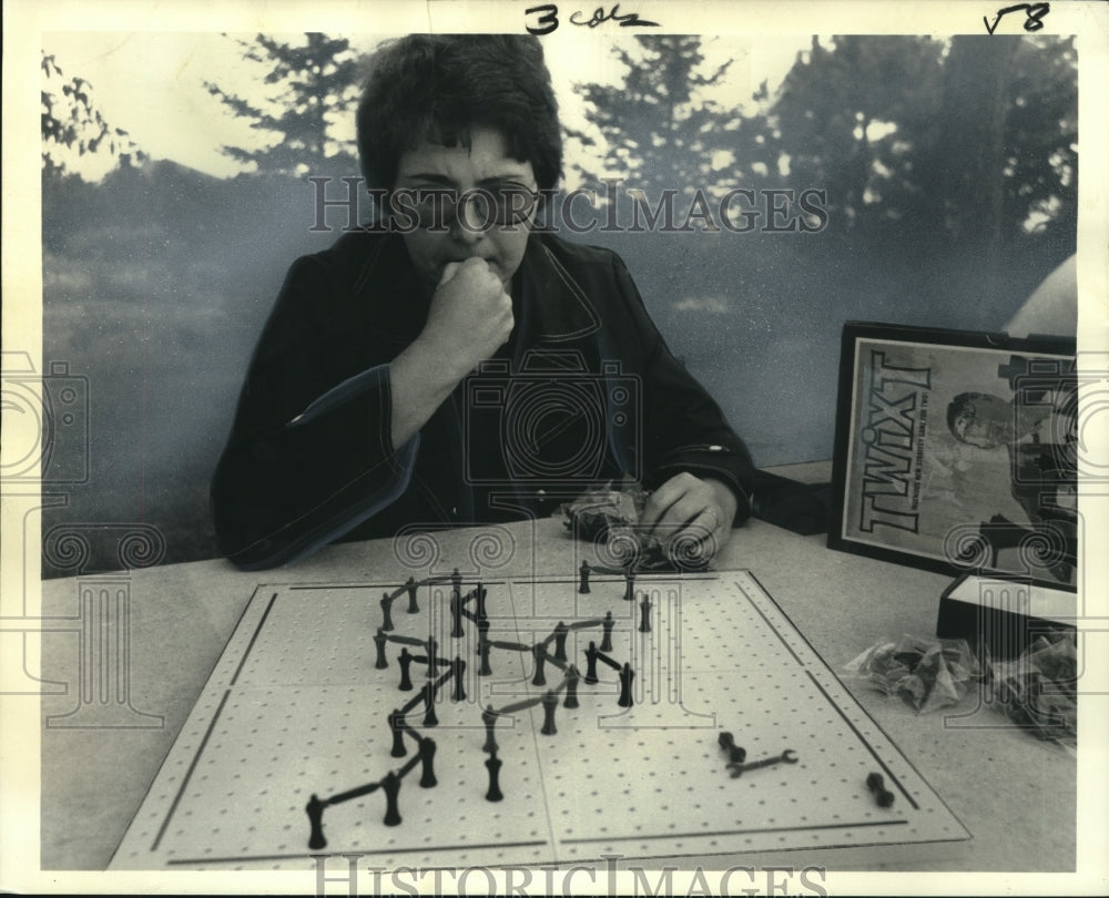 1975 Press Photo Twixt Strategy Game - noo19592 - Historic Images