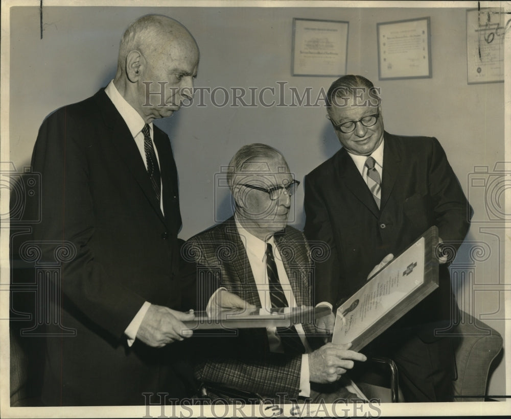 1986 Press Photo Group receives plaques for 30 years of service for Blue Cross - Historic Images