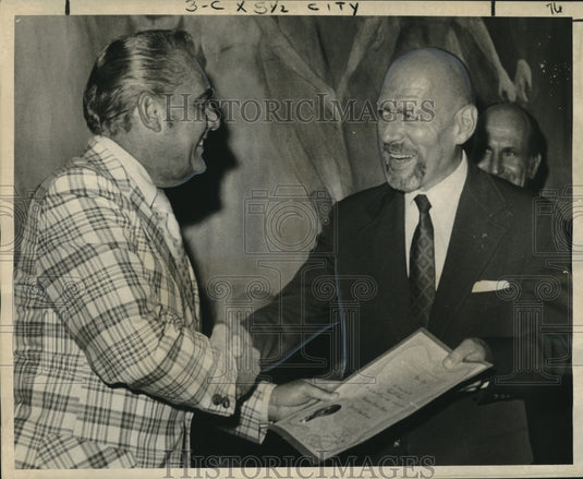 1975 Press Photo C.H. Christe gives Swissaire award to Lt. Gov. James Fitzmorris - Historic Images