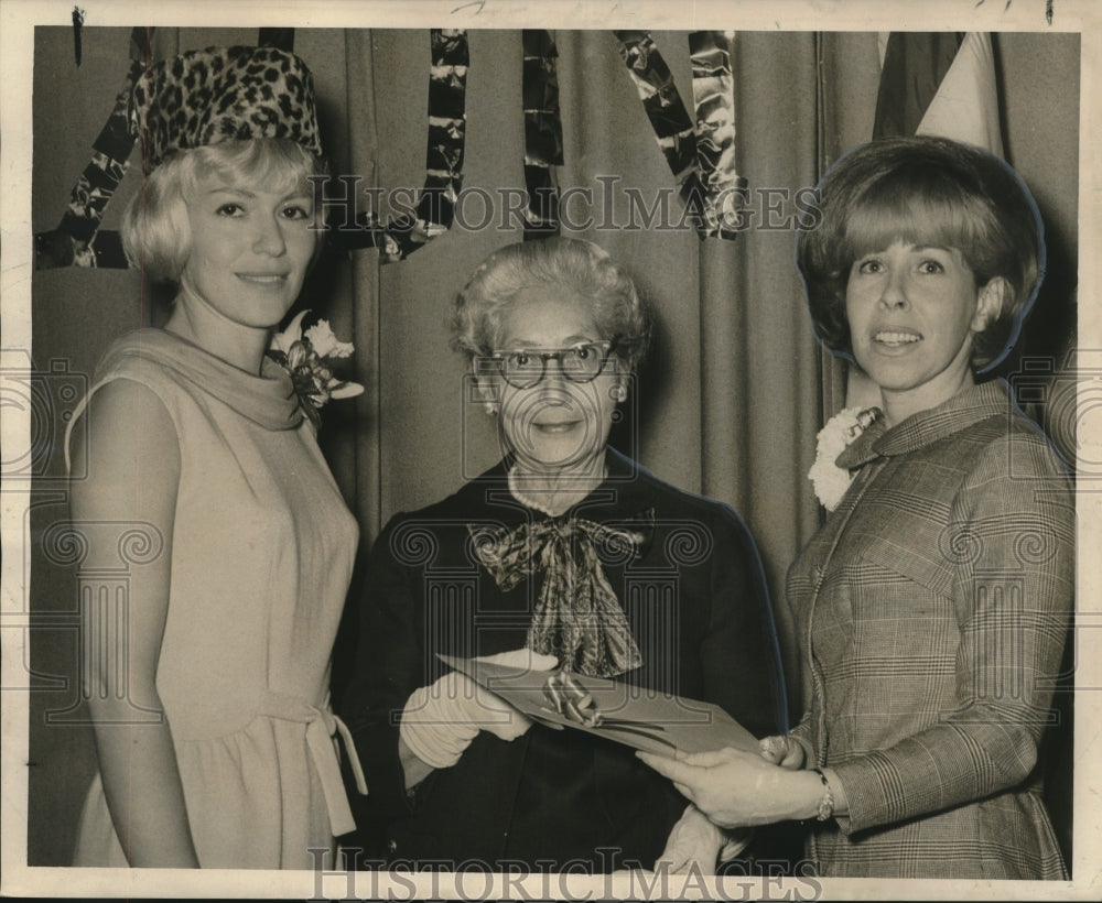 1966 Press Photo New Orleans Hadassah Member Gets Diploma at Jubilee Celebration - Historic Images