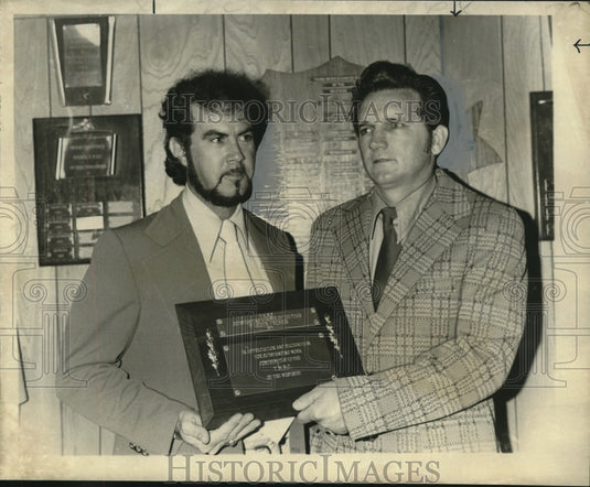 1975 Press Photo Westwego Young Men's Business Club Member Accepts Award - Historic Images