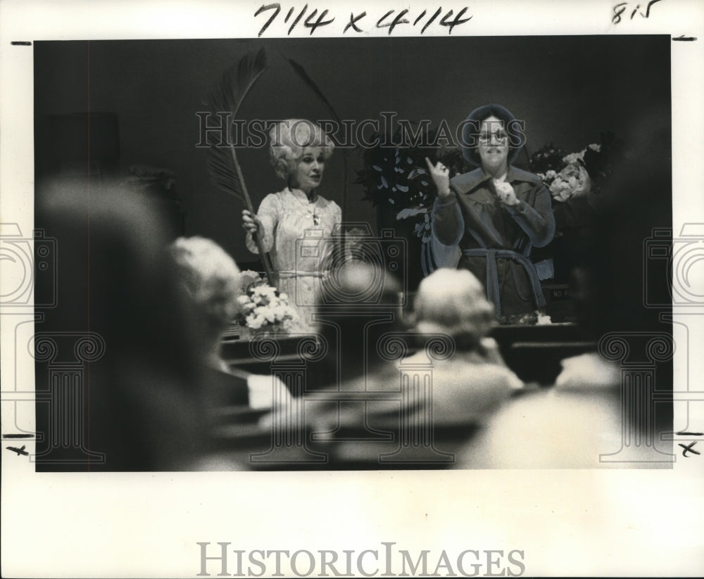 1977 Press Photo Flower Show Instructor Mrs. Fransen and Interpreter Connie King - Historic Images