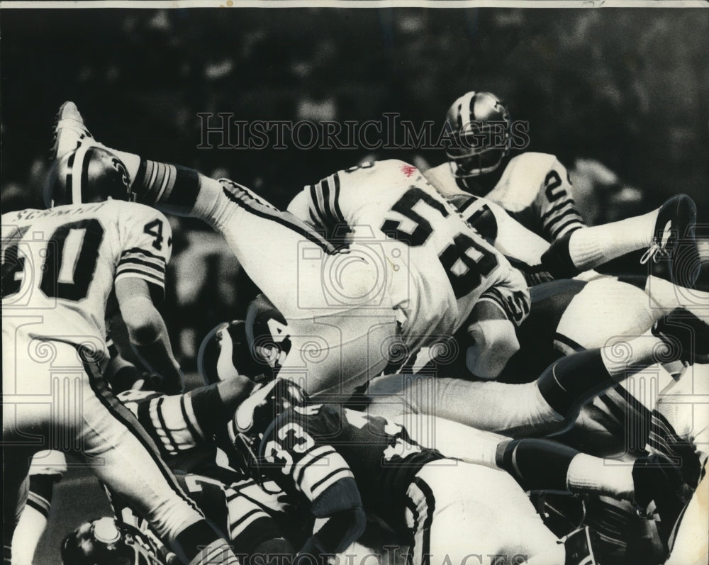 1976 Press Photo Footballer Joe Federspeil Joins the Pile During a Game - Historic Images