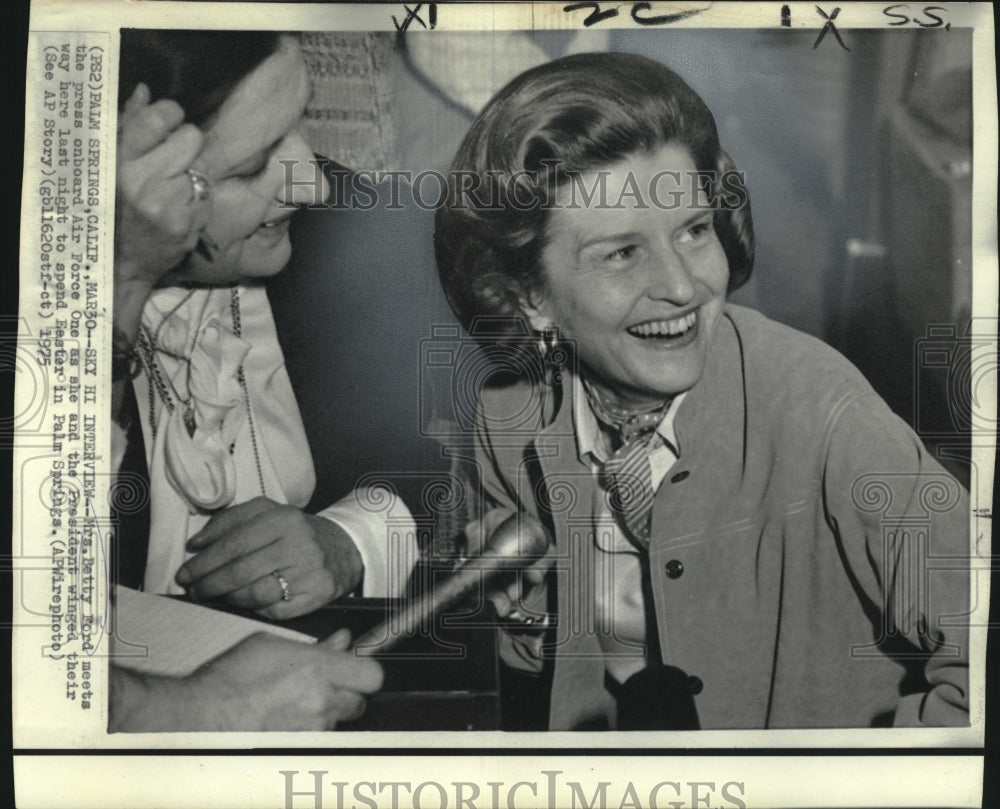 1975 Press Photo First Lady Betty Ford Talking to Press Aboard Air Force One - Historic Images