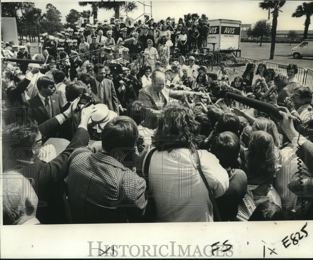 1975 Press Photo President Gerald Ford Shaking Hands With Crowd at Lakefront - Historic Images