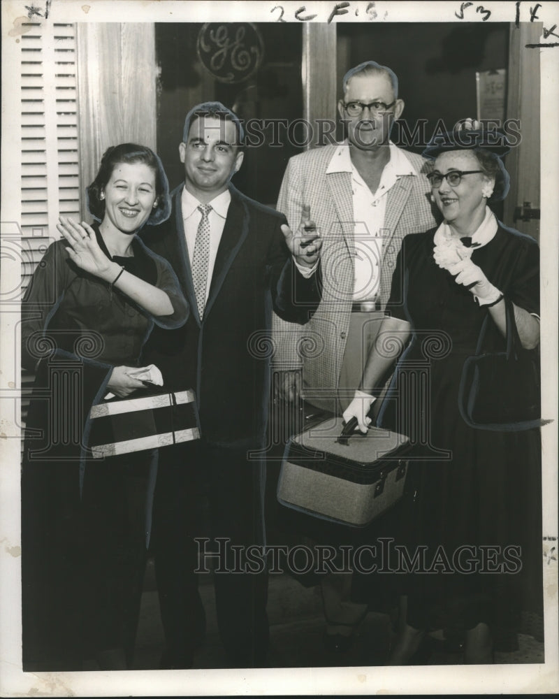 1956 Press Photo General Electric&#39;s &quot;Fiesta in Mexico&quot; Sales Campaign Winners-Historic Images